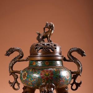 中国のアンティーク七宝焼き香炉装飾品。動物の形をしたつまみと龍の形をした取っ手が付いており、手作りです。