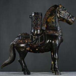 Exquise sculpture en poix en bronze laqué noir, fabriquée à la main à partir de matériaux chinois anciens.