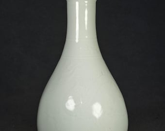 Squisito vaso a forma di aglio, smaltato di bianco e decorato con un drago, dipinto a mano dall'artista. (Antiquariato cinese)