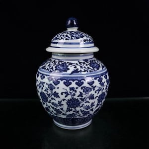 Ceramic pots in Jingdezhen, China, ancient hand-painted blue and white flowers