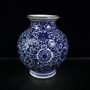 Adornos de jarrón antiguos chinos pintados a mano con exquisitos patrones de loto azul y blanco.