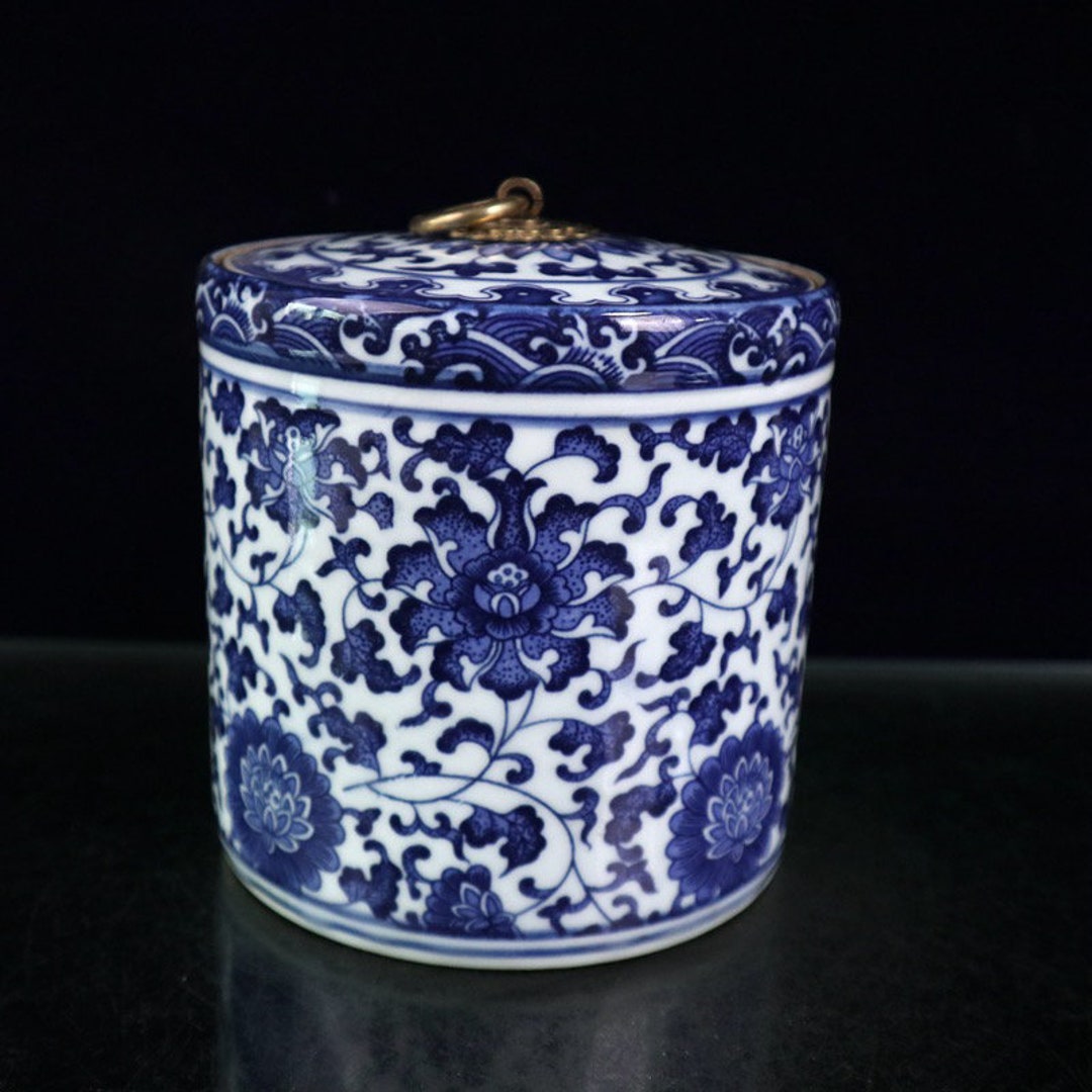 China Jingdezhen blue and white porcelain, hand-painted lotus lid jar
