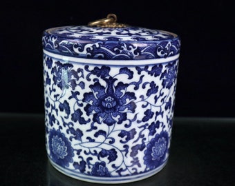 China Jingdezhen blue and white porcelain, hand-painted lotus lid jar