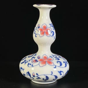 Adornos para jarrón de calabaza con flores entrelazadas rojas, antiguos, chinos, pintados a mano, exquisitos y raros, con esmalte azul y blanco bajo cubierta.