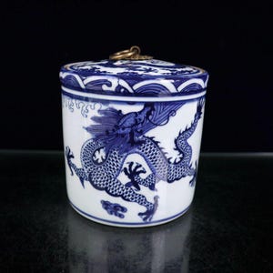 Exquisito jarrón antiguo chino de porcelana azul y blanca con diseño de dragón, pintado a mano.