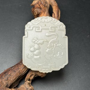 絶妙で希少な中国の白翡翠の手彫りの祝福と平和のペンダント