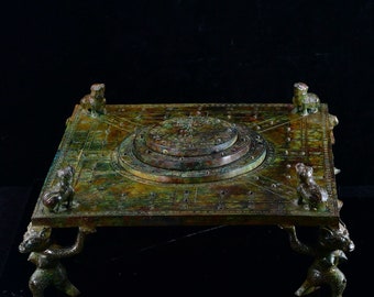 青銅製 古代風装飾器 三脚 精巧な中国アンティークの青銅製三脚台。銘文と二つの取っ手が付いて