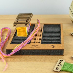 Porte-fil à broder, organiseur d'aiguilles et de canettes en bois personnalisé, support de fil de point de croix, boîte de rangement personnalisée, cadeau de créateur