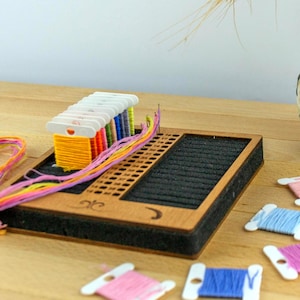 Présentoir personnalisé pour broderie au point de croix avec aiguille, support pour fil à broder, organisateur de fils à broder, fournitures pour travaux manuels