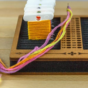 Porte-fil pour canette personnalisé, rangement en bois pour point de croix, support de fil pour broderie, organiseur de table pour travaux manuels pour aiguilles et fils