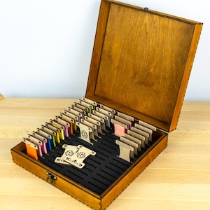 Caja de costura de madera personalizada con portabobinas, organizador de hilos, caja para guardar carretes de madera y estuche para herramientas de punto de cruz y bordado.
