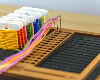 Holzspulen Aufbewahrung mit Nadelschlitzen, Holzspulen Aufbewahrung, Aufbewahrung für Stickgarn, Geschenk für Stickerin, Geschenk für Mama