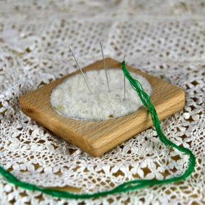 Timeless Wooden Pincushion with Felt Insert – A Gift for Sewing Enthusiasts
