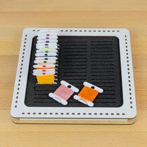 Organizador de escritorio personalizado para bobinas de bordado de plástico, portacarretes para punto de cruz, regalo para bordado, organizador de escritorio para bordado.