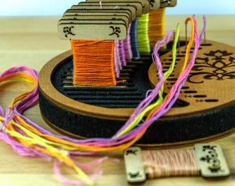 Benutzerdefinierte Holz Stickerei Organizer mit Nadelhalter, Stickgarn Aufbewahrung für Spulen, Stickgarn Box Geschenk, Kreuzstich Faden Organizer