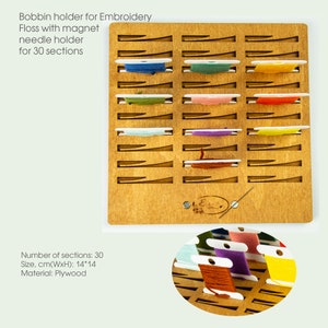 Op de afbeelding: Houten borduurdraadhouder met 30 vakken om borduurdraad op te bergen. De houder heeft een magnetische naaldhouder en meet 35,56 cm bij 35,56 cm.