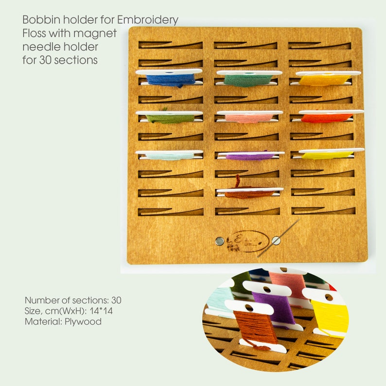 Op de afbeelding: Houten borduurdraadhouder met 30 vakken om borduurdraad op te bergen. De houder heeft een magnetische naaldhouder en meet 35,56 cm bij 35,56 cm.
