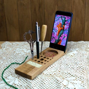 Wooden Needle Holder with Smartphone Slot – A Thoughtful Gift for Crafters
