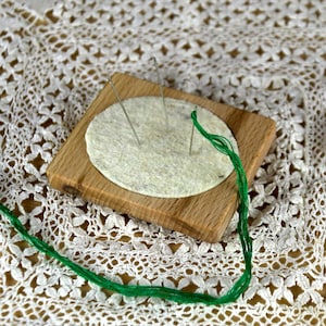 Compact Beech Wood Pincushion with Oval Felt Insert – A Stylish Sewing Gift