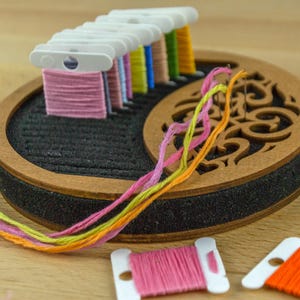 Wooden Floss Bobbin Holder, 19 Slots, Embroidery Thread Storage Tray with Needleminder, Compact Sewing Organizer for Cross Stitch Projects