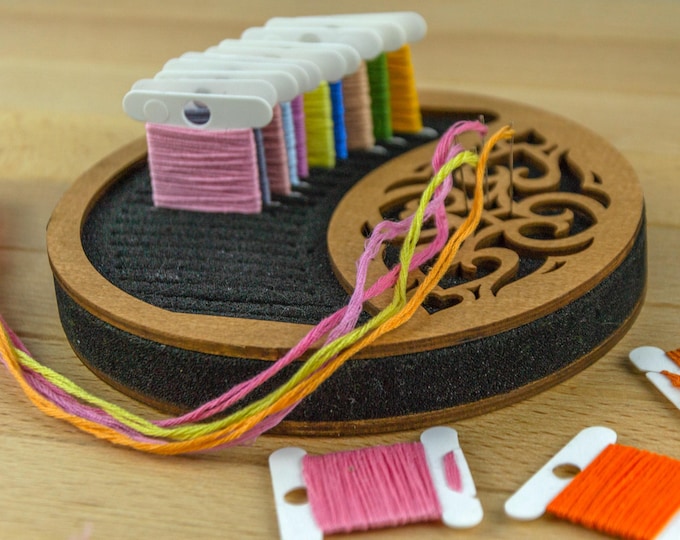 Wooden Floss Bobbin Holder, 19 Slots, Embroidery Thread Storage Tray with Needleminder, Compact Sewing Organizer for Cross Stitch Projects