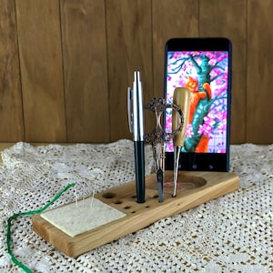 Elegant Wooden Needle Holder with Smartphone Slot – A Unique Sewing Gift