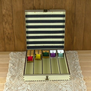 Personalized Organizer for Floss Bobbins and Needles, Wooden Needleminder, Custom Thread Box, Cross Stich Storage Box, Embroidery Holder