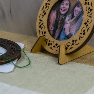 Dekorativt broderiramset, magnetisk träram, magnetisk korsstygnsdisplay, handbroderiverktyg i present bild 8