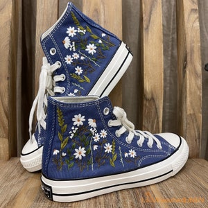 Individuell gestickte Gänseblümchen Unterseite | 70er Jahre Boho Hochzeit Sneakers | Florale hohe Spitzen | Handgemachte Braut Geschenk Schuhe