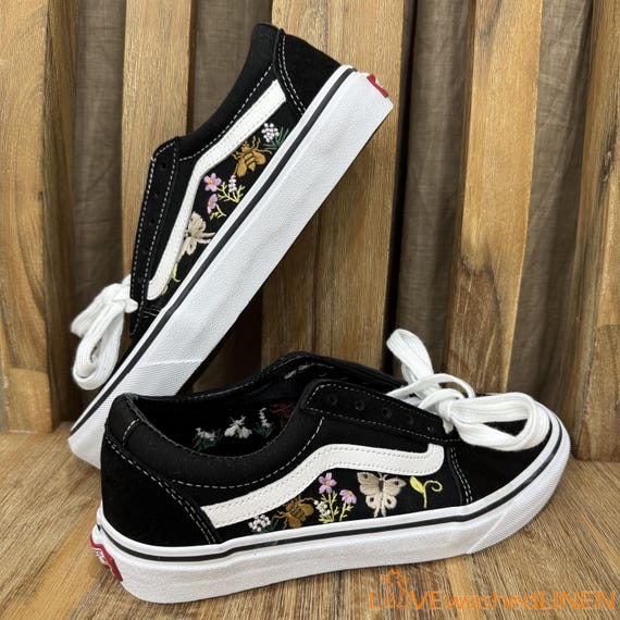 Black and White Sneakers with Floral Stripes Vans Old Skool Patchwork Floral sneakers in black/white | ASOS main image 4