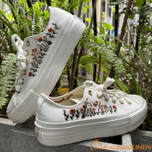 Bestickte Wildblumen Swarovski Plateau Sneakers: Individuelle Brautschuhe