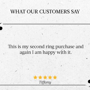 Op de afbeelding: Een klantbeoordeling met vijf sterren en de tekst "This is my second ring purchase and again I am happy with it." De naam van de klant is Tiffany.