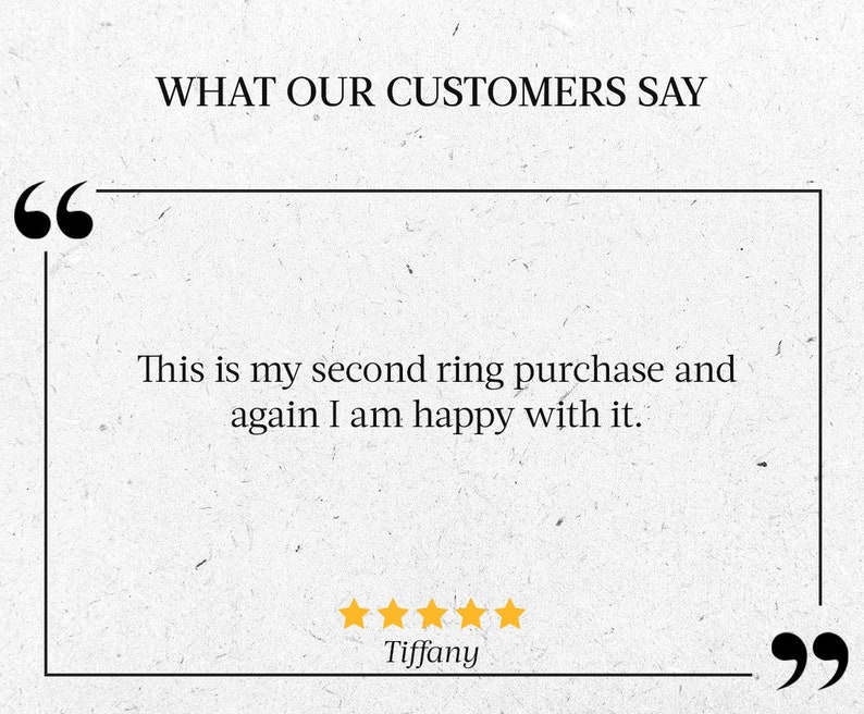 Op de afbeelding: Een klantbeoordeling met vijf sterren en de tekst "This is my second ring purchase and again I am happy with it." De naam van de klant is Tiffany.