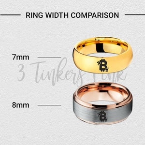 Op de afbeelding: Twee ringen van wolfraamcarbide met een geborstelde afwerking. De bovenste ring is goudkleurig met een zwart Bitcoin-symbool. De onderste ring is een tweekleurige ring met een ros&eacute;gouden band en een grijze band met een zwart Bitcoin-symbool. De ringen zijn 7 mm en 8 mm breed.