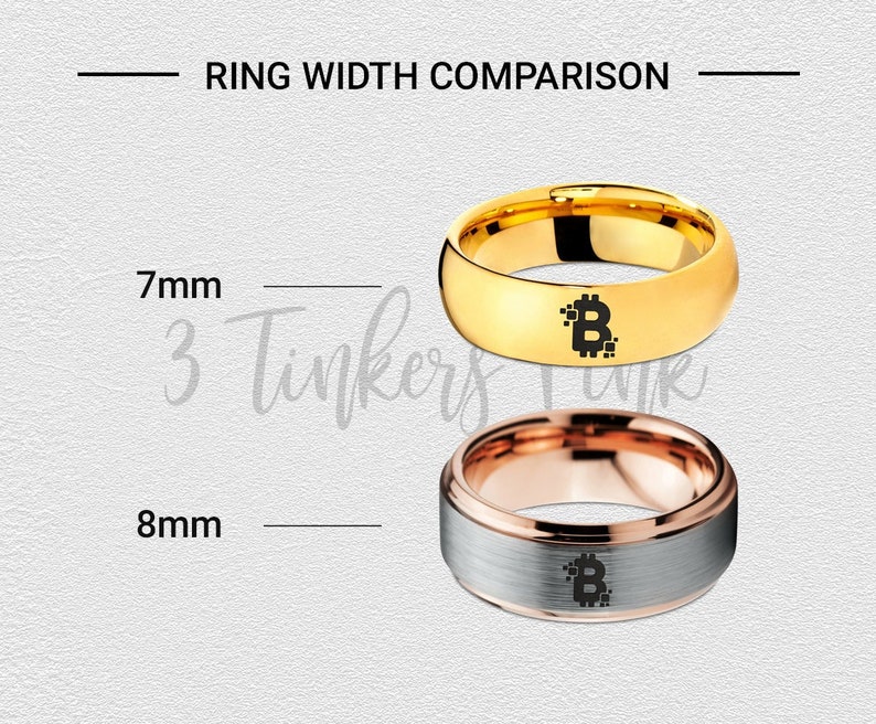 Op de afbeelding: Twee ringen van wolfraamcarbide met een geborstelde afwerking. De bovenste ring is goudkleurig met een zwart Bitcoin-symbool. De onderste ring is een tweekleurige ring met een ros&eacute;gouden band en een grijze band met een zwart Bitcoin-symbool. De ringen zijn 7 mm en 8 mm breed.
