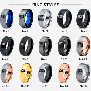 Op de afbeelding: Vijftien verschillende stijlen van wolfraamcarbide ringen met een zwart Bitcoin-symbool gegraveerd op de band. De ringen worden getoond in verschillende kleuren, waaronder zwart, zilver, goud en ros&eacute;goud.