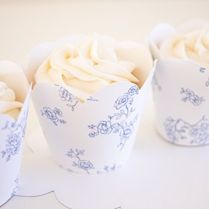 Blaue Blumen Chinoiserie Muster Cupcake Wrappers, Aquarell druckbare Cupcake Wrapper Download 1019 | Chinoiserie Muster Party