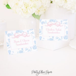 Aquarell Blau Toile und Rosa Schleife Lebensmittel- und Getränkeetiketten | 3x4 Printable | Tent Style Tischkarten | Erster Geburtstag | 5022