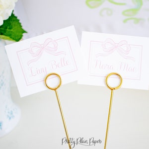 Karta z miejscem w kształcie różowej kokardki w akwareli | 3''x4'' Wersja do wydruku do pobrania | Urodziny lalki kołkowej | Domek dla lalek | Urodziny lub baby shower w różowej kokardce | 5012