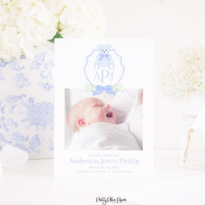Carte imprimable de faire-part de naissance aquarelle pour garçon | 5x7 | Écusson bleu monogramme | Photo d'annonce de bébé nouveau-né ours en peluche vichy 20002