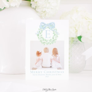 Aquarell Blaue Schleife & Monogramm Kranz Weihnachtskarte mit Foto, digitaler Download | Druckbare Weihnachtskarte | Vertikaler Grüner Kranz 2001