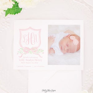 Geburtsankündigung druckbare Karte für Mädchen | 5x7 | Aquarell rosa Wappen & Schleife | Neugeborene Baby Ankündigung mit Foto | Monogramm Wappen 10001