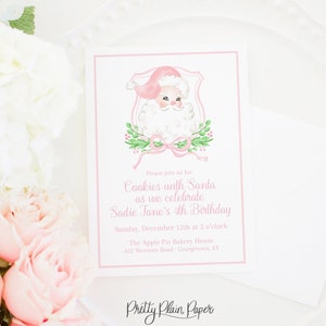 Aquarel kerstverjaardagsuitnodiging | Roze kerstman | 5 x 7 uitnodigen | Roze Kerstman Crest & Bow | Klassiek Traditioneel | Koekjes met Kerstman 1067