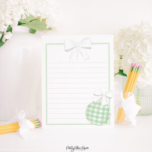 Groen pastelornament met strik | Gevoerd aquarel afdrukbaar briefpapier voor kinderen | Brief aan de kerstman of kerstverlanglijst downloaden 2001