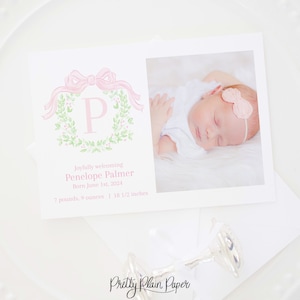 Carte imprimable de faire-part de naissance aquarelle pour fille | 5x7 | Couronne monogramme rose | Photo traditionnelle d'annonce de bébé nouveau-né | 10002