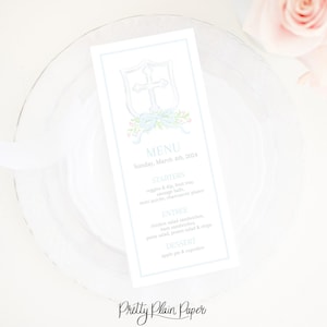 Könnte beinhalten: Eine rechteckige Menükarte mit hellblauem Rand, mit einem Kreuz- und Blumendesign. Die Speisekarte umfasst Vorspeisen, Hauptgerichte und Desserts. Der Text "MENU Sunday, March 4th, 2024" ist sichtbar. Der untere Teil der Karte lautet "Pretty Plain Paper".