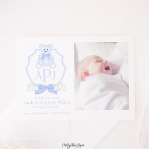 Aquarell Geburtsanzeige druckbare Karte für Jungen | 5x7 | Monogramm Blaues Wappen | Gingham Teddy Bär Neugeborene Baby Ankündigung Foto 20002