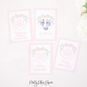 Monatliche Meilensteinkarten | 13x18 | Aquarell Rosa Wappen mit Monogramm und Schleife | Meine ersten Jahreskarten für Neugeborene Baby Fotos | Druckbar | 1054
