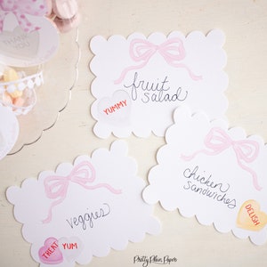 Conversation Hearts Party | Etiketten oder Tischkarten | Süße Herzen mit rosa Schleife und Bogenkante | Druckbare Download | 1020