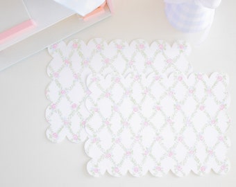 Mantel individual con diseño de enredadera floral y borde festoneado / Descarga en PDF imprimible / 28 x 35,5 cm / Fiesta de casa de muñecas / Cumpleaños de muñecas de madera / Fiesta de casa de muñecas / 5012